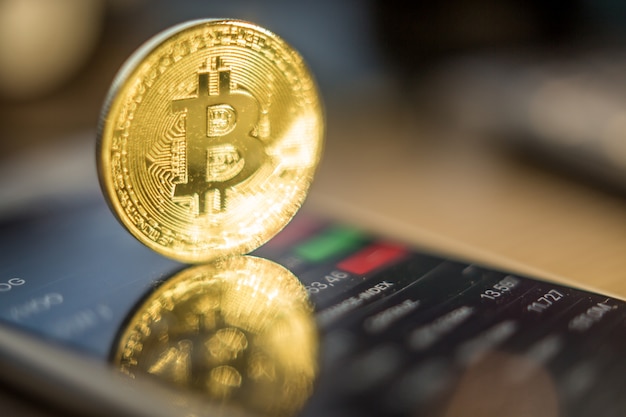 Monedas de metal Bitcoins y Ethereum. Bitcoin, Ethereum - dinero eletronic virtual moderno