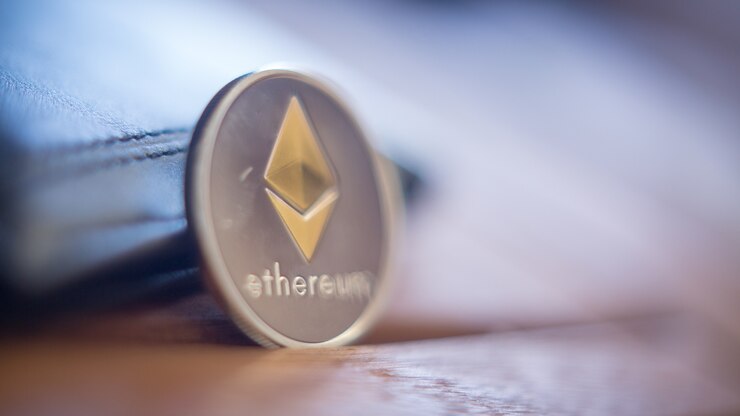 Foto monedas de metal bitcoins y ethereum. bitcoin, ethereum - dinero eletronic virtual moderno