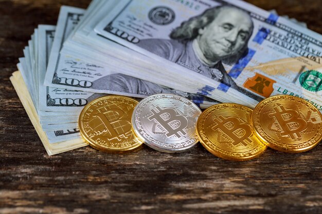 Monedas de oro bitcoin en un dinero de dólares de papel Moneda virtual.