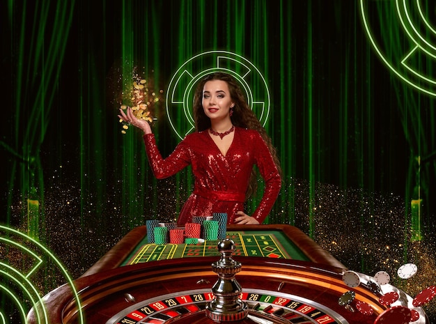 Monedas de oro cayendo sobre la palma de una mujer morena vestida de rojo que posando junto a la ruleta con montones de fichas de colores. Fondo con cortinas verdes y letreros de neón. Juegos de azar, póquer, casino