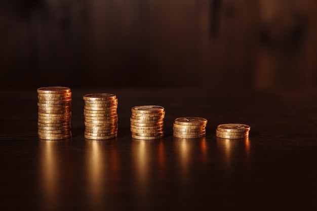 Monedas de oro dispuestas como un gráfico en una habitación de madera.