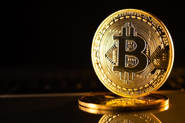 Monedas de oro con símbolo de bitcoin en un fondo negro