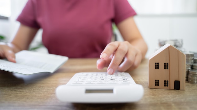 Monedas de pila de mano femenina negocio en crecimiento Ahorro de dinero financiero o préstamo para prepararse en el futuro concepto de seguro financiero