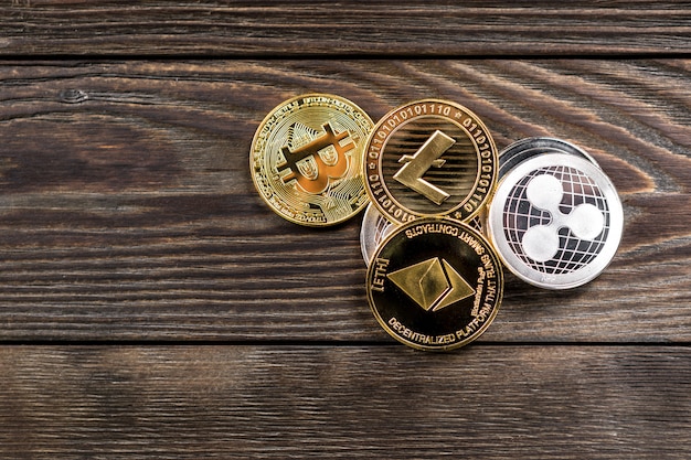 Monedas de plata y oro con bitcoin, rizo y símbolo etéreo.