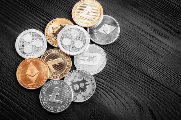 Monedas de plata y oro con bitcoin