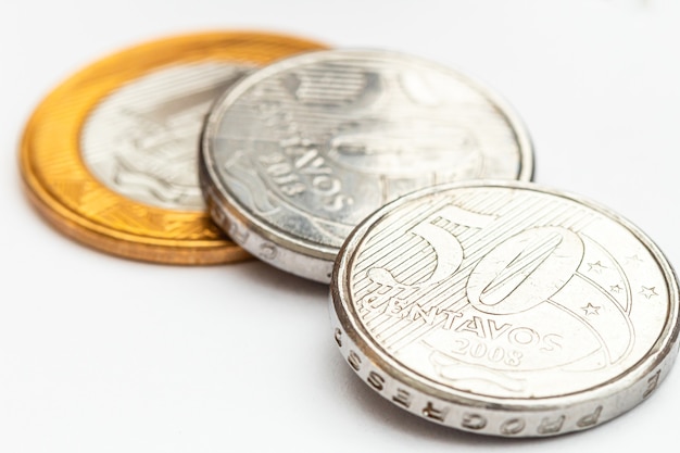 Monedas reales brasileñas sobre papel blanco en fotografía macro para concepto de finanzas y ahorro