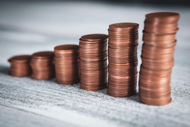 Monedas sobre la mesa en forma de gráfico creciente