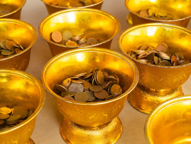 Las monedas son un sacrificio en el budismo