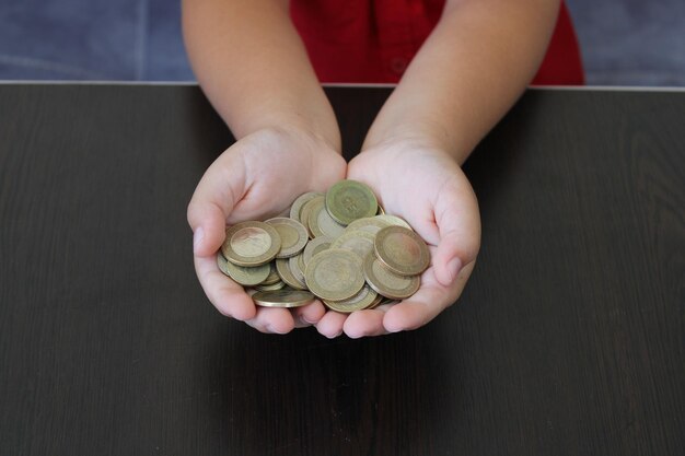 Monedas turcas en la acumulación y ahorro de la palma del niño.