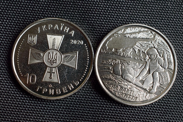 Foto monedas ucranianas - período de guerra edición limitada 2020. traducción - ucrania, diez hryvnia, en guardia de l