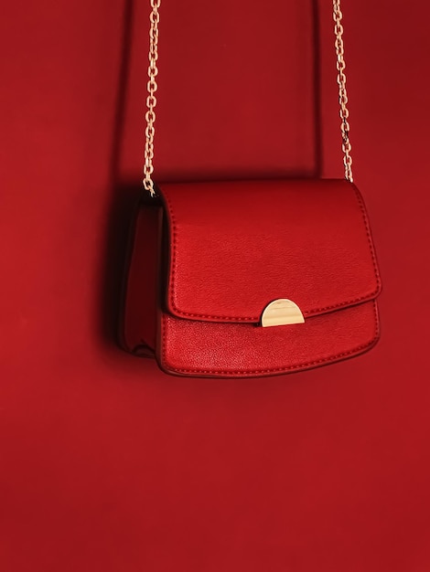 Monedero de cuero rojo de moda con detalles dorados como bolso de diseñador y accesorio elegante moda femenina y concepto de colección de bolsos de estilo lujoso