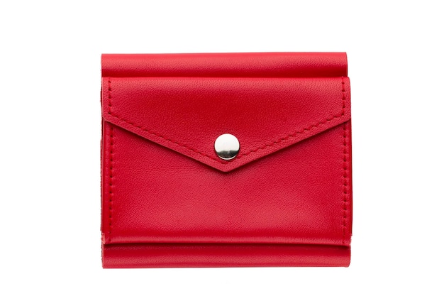 Monedero de cuero rojo sobre un fondo blanco cartera closeupCompact