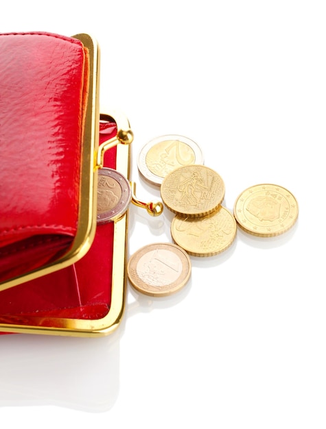 Monedero rojo femenino con monedas aislado en blanco