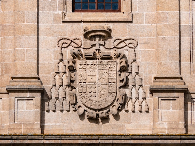 Monforte de lemos Lugo Spanien 31322 Wappen von Kardinal Rodrigo de Castro Osorio Gründer des Colegio de Nuestra Senora de la Antigua aus Stein und an der Hauptfassade angebracht