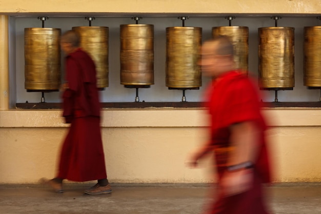 Monge budista girando rodas de oração em McLeod Ganj