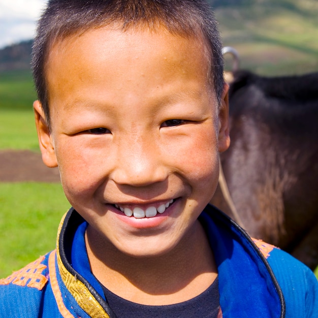 Mongolischer Junge mit einem schönen Lächeln-Konzept