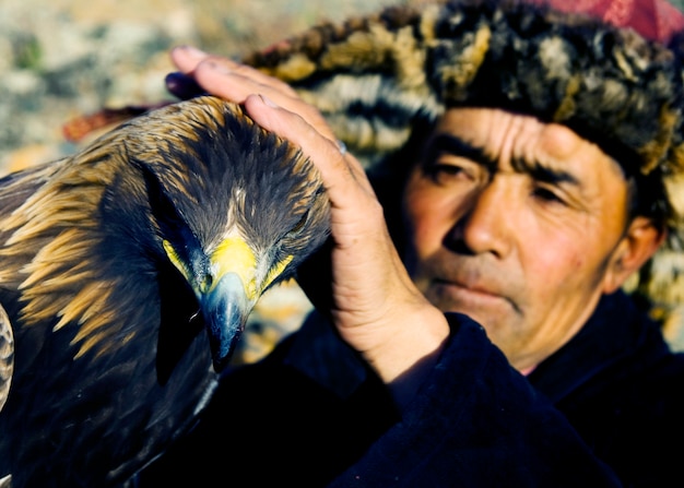 Mongolischer Mann mit einem Adler