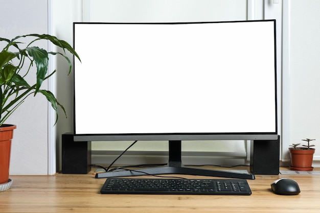 Monitor auf einem Holztisch