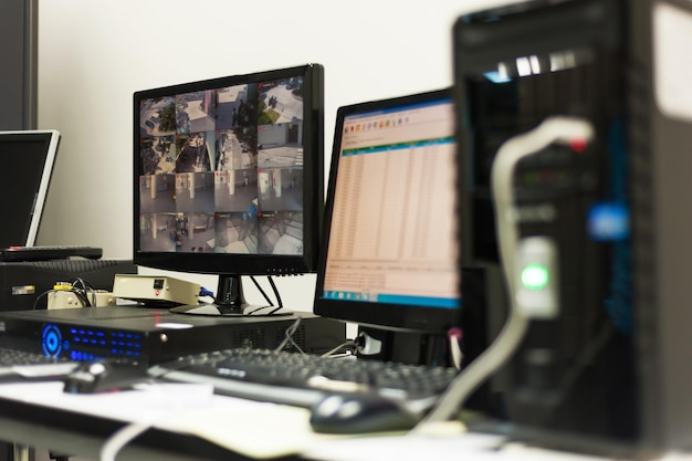Monitor de CCTV en el centro de la sala de seguridad