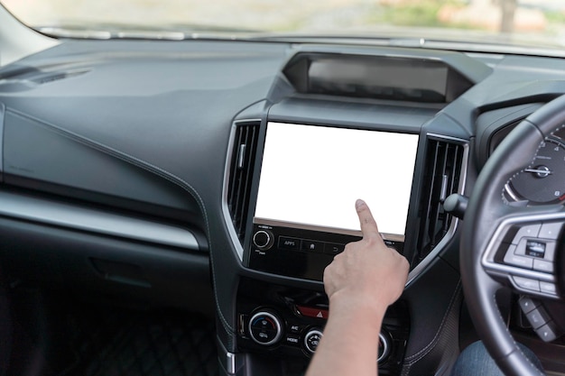 Monitor en coche con uso aislado de pantalla en blanco para mapas de navegación y GPS Aislado en blanco con trazado de recorte Detalles del coche Dedo tocando la pantalla en blanco