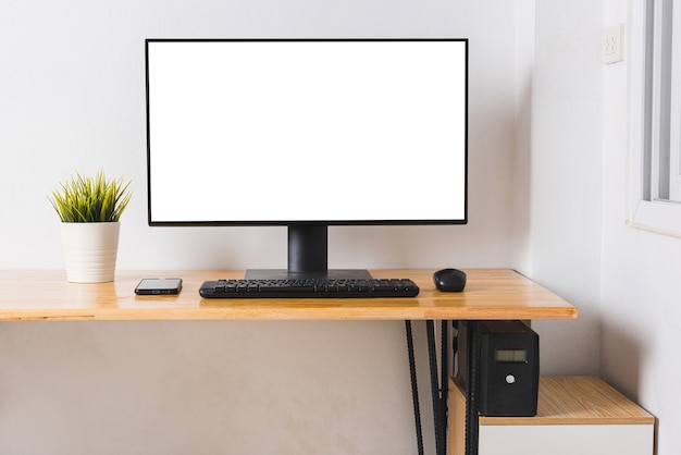 Foto monitor de computadora con pantalla en blanco en el escritorio de la empresa
