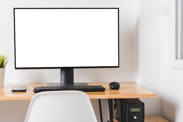 Monitor de computadora con pantalla en blanco en el escritorio de la empresa