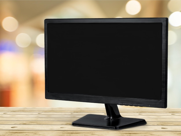 Foto monitor de computador com tela em branco na mesa