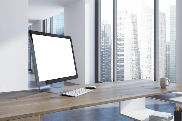 Monitor de computador em branco está de pé sobre uma mesa de escritório de madeira escura. Um fundo de parede branca. Conceito de publicidade e marketing. Uma vista lateral. simulação de renderização 3D