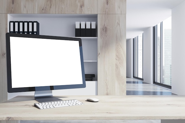 Monitor de computador em branco está de pé sobre uma mesa de escritório de madeira escura. Um fundo de parede branca. Conceito de publicidade e marketing. Uma vista lateral. simulação de renderização 3D