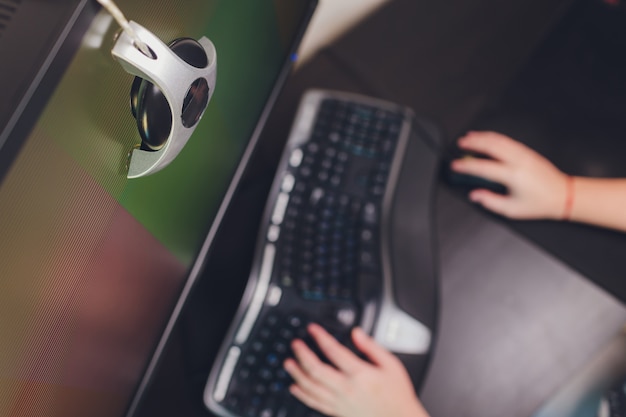 Monitor de fotógrafo com calibração de exibição no escritório, ferramentas para calibrar cores.