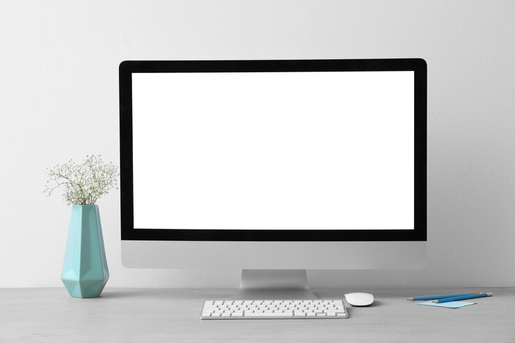 Foto monitor de pc moderno com tela em branco na mesa