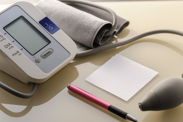 monitor de pressão arterial com folha para anotações