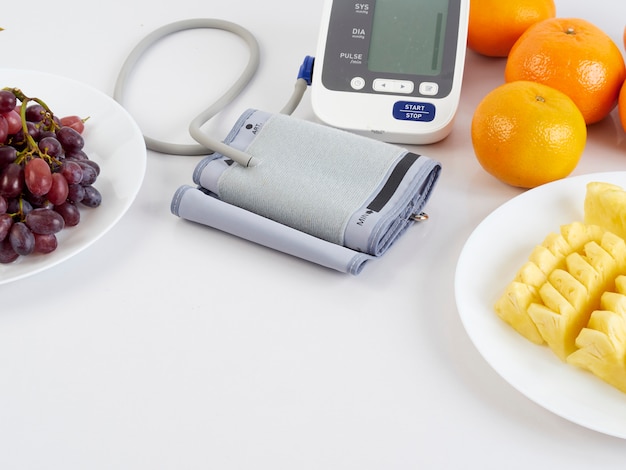 Monitor de pressão arterial e frutas