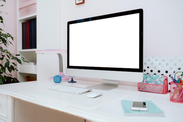 Monitor de quarto adolescente moderno em pé na mesa branca no quarto de adolescentes com espaço de cópia