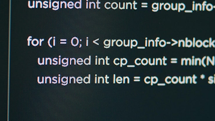Foto monitor display of system engineer typing source code on terminal window, creating software app with html script. concept of software developer writing programming language. close up.