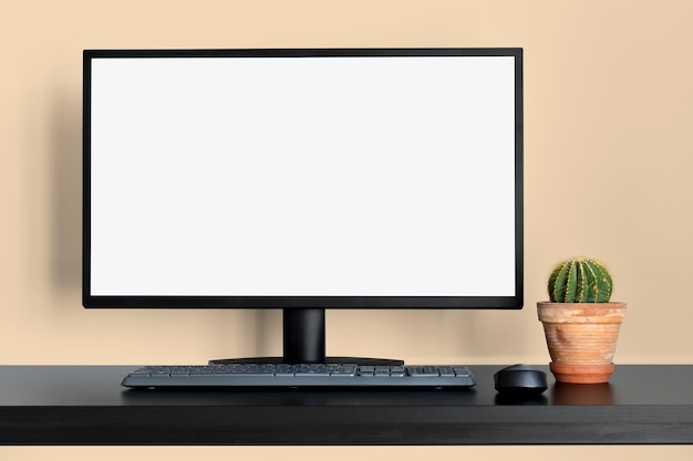 Monitor de escritorio en blanco moderno en la oficina con una decoración mínima en la mesa con interior neutro claro