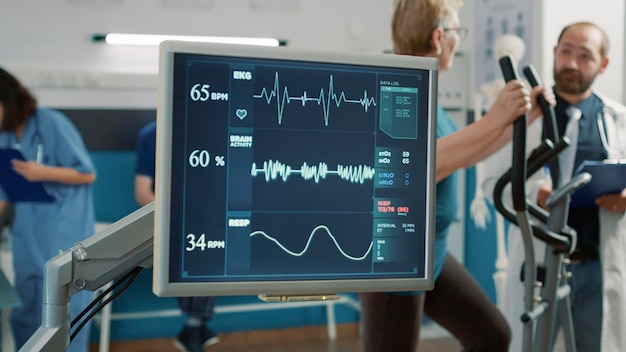 Monitor de frecuencia cardíaca para medir los latidos del corazón y el pulso en el gabinete de rehabilitación, utilizado por el médico para curar a los pacientes con trastornos mecánicos. Procedimiento de fisioterapia y ejercicio físico. Recuperación