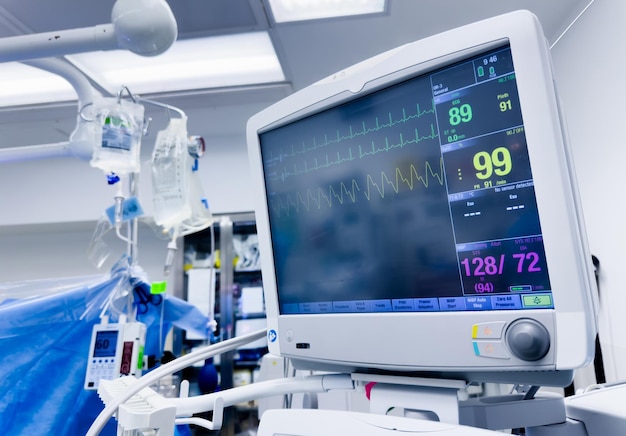 El monitor del hospital muestra signos vitales, frecuencia cardíaca y datos hemodinámicos que ilustran la salud moderna.