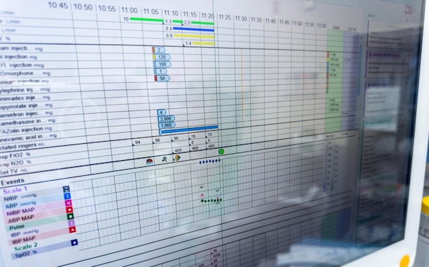 Monitor de hospital que muestra signos vitales frecuencia cardíaca presión arterial temperatura de oxigenamiento y e