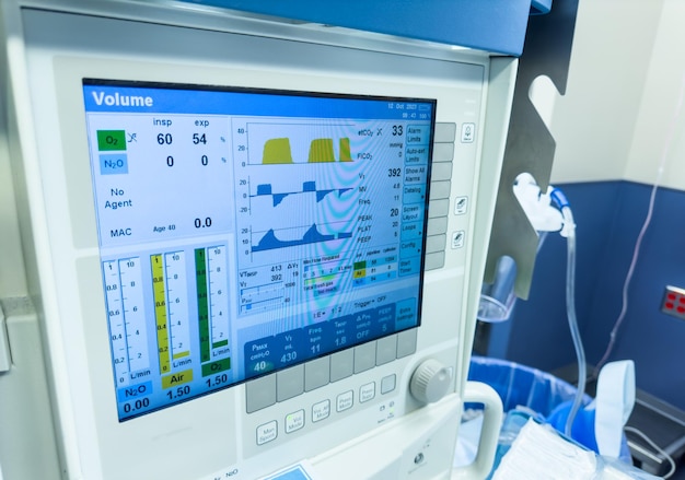 monitor hospitalar exibindo sinais vitais, frequência cardíaca, pressão arterial, temperatura e oximetria de pulso