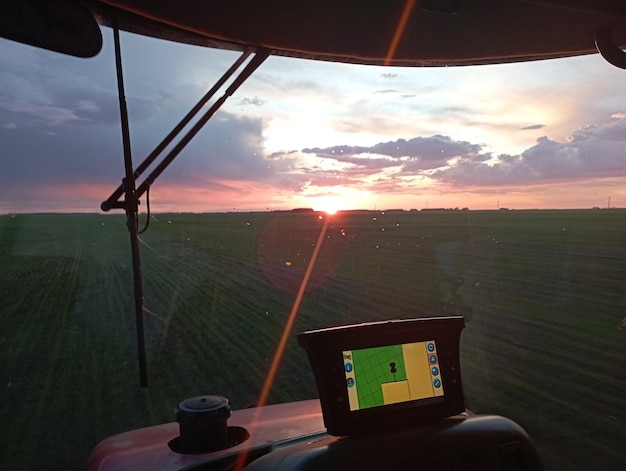 Monitor de navegación en un tractor especial para el tratamiento de campos de malas hierbas.