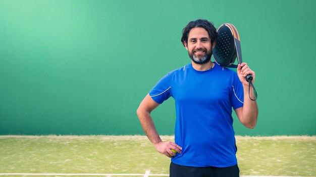 Foto monitor de padel con raqueta negra con espacio de copia clase de cancha de tenis