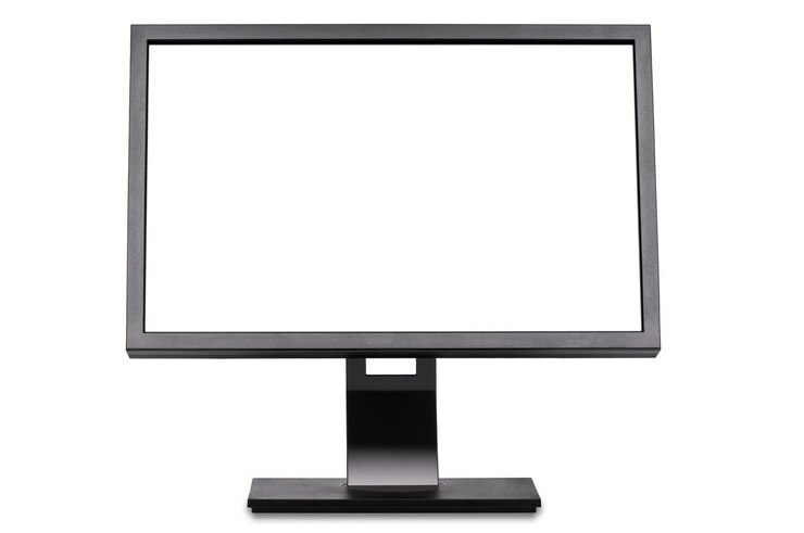 Foto monitor panorámico profesional con pantalla blanca en blanco aislado sobre fondo blanco