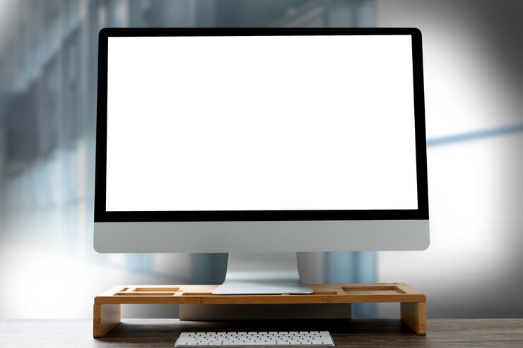 Foto monitor con pantalla en blanco en el escritorio
