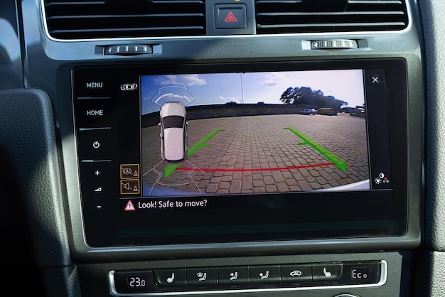 Foto monitor de visión trasera para sistema de marcha atrás de coche, pantalla de coche y asistente de aparcamiento de cámara de visión trasera en el interior