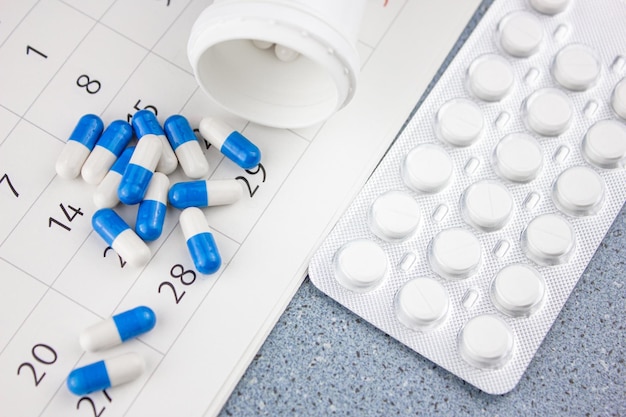 Monitoramento da ingestão de medicamentos medicamentos Pílulas e um calendário Cronograma de tratamento ou medicação Curso de medicação