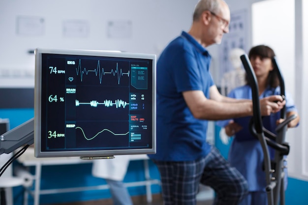 Foto monitoramento de sinais vitais durante a fisioterapia