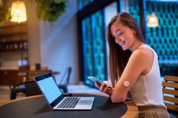 Monitoramento moderno de controle de pacientes diabéticos e verificação do nível de glicose com sensor remoto sem sangue durante o trabalho on-line no café Tecnologia médica inteligente no tratamento do diabetes