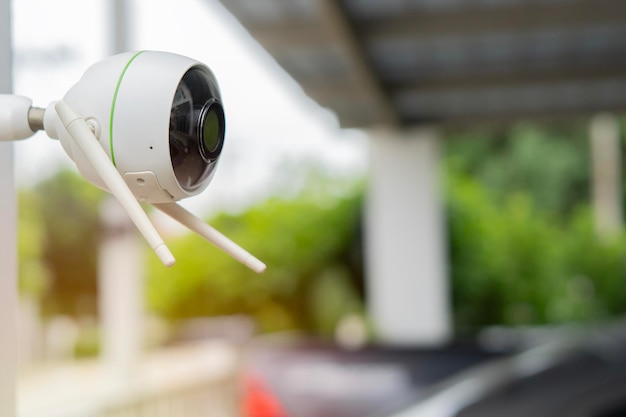 Monitoreo de cámaras de vigilancia en el garaje en casa con espacio de copia concepto de casa de seguridad