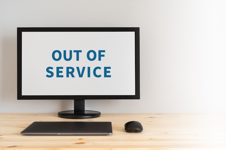 Foto monitoreo de computadora con texto de concepto fuera de servicio en la mesa